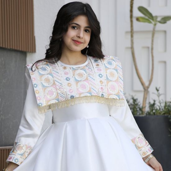 صورة فستان بناتي ميكادو بتطريز دلعة ملونة وذيل طويل مطرز - m3802